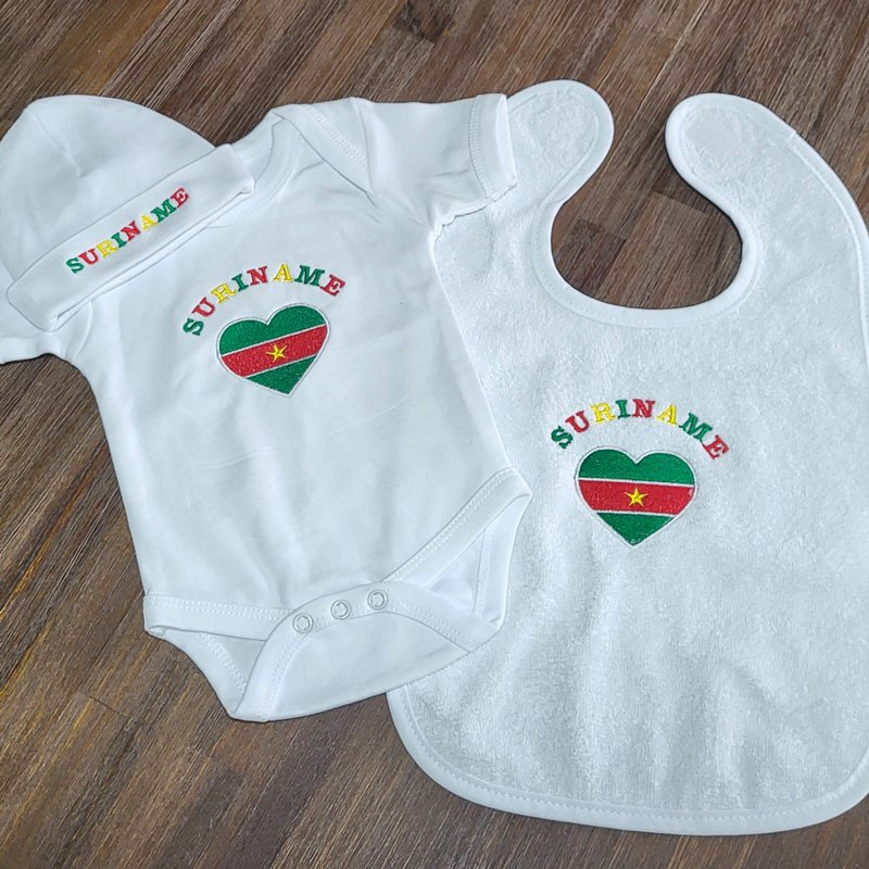 Surinaams kraamcadeau 3-delige baby giftset met geborduurde Surinaamse vlag