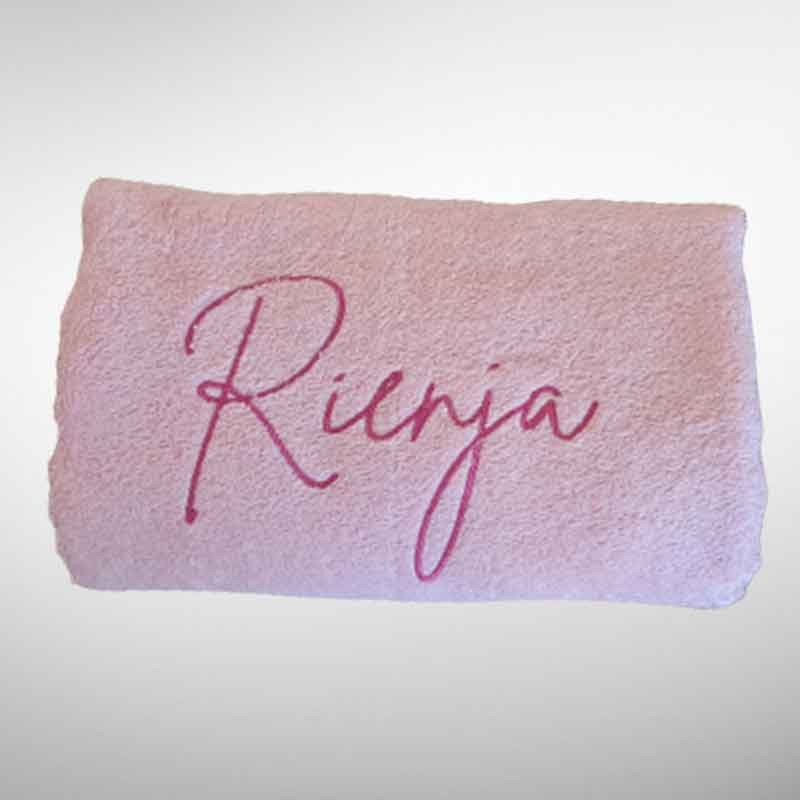 Badlaken lichtroze met naam 500 gr/m2